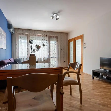 Apartment Burov - Artistic In The Heart Of Suitable For Up To 4 Guests *
