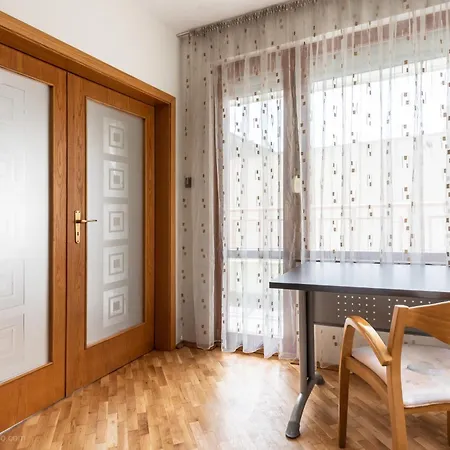 Apartment Burov - Artistic In The Heart Of Suitable For Up To 4 Guests *