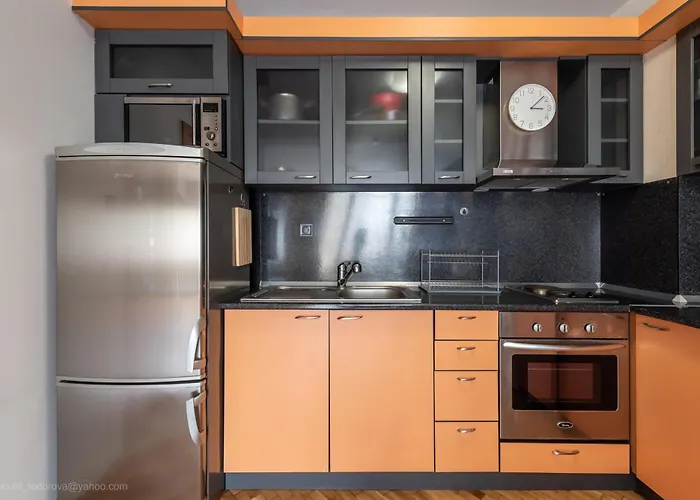 Top Center Artistic Nest