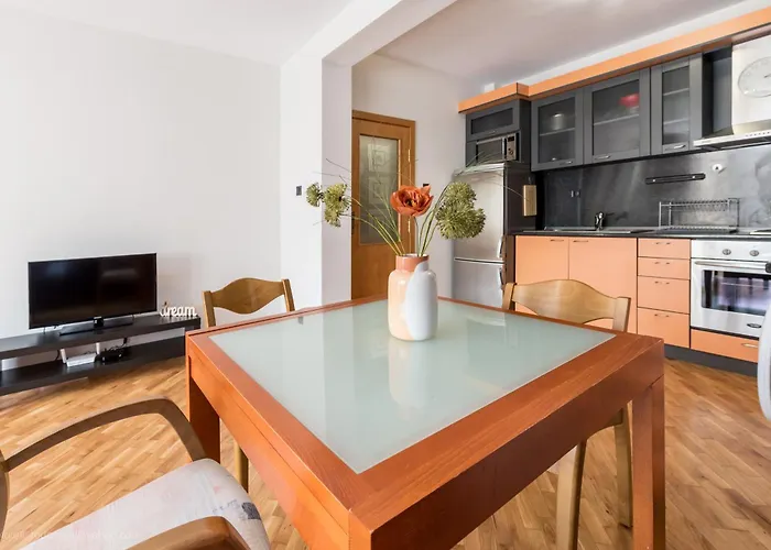 Top Center Artistic Nest Varna