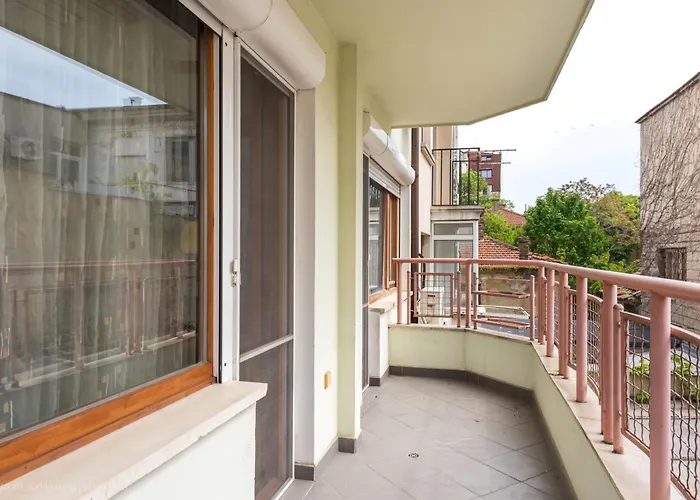 Burov - Artistic In The Heart Of Suitable For Up To 4 Guests فارنا